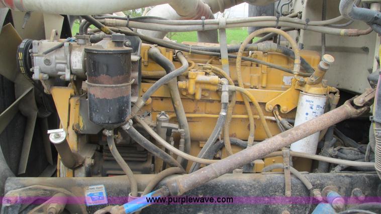 image for item I3048 1999 Peterbilt 377 semi truck