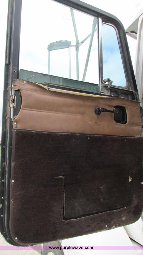 image for item I3048 1999 Peterbilt 377 semi truck