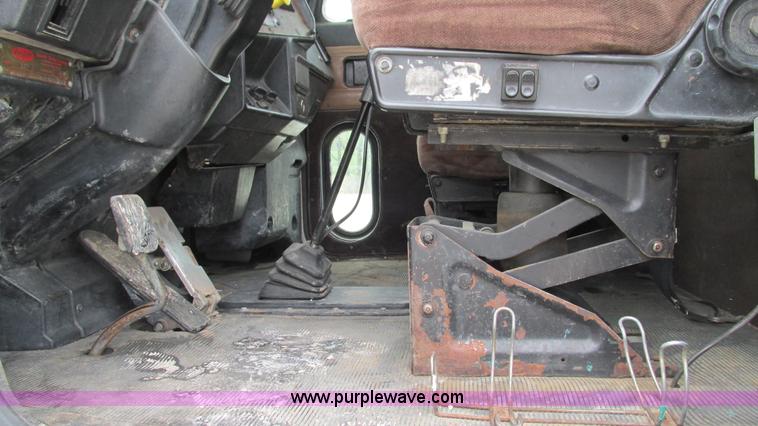 image for item I3048 1999 Peterbilt 377 semi truck