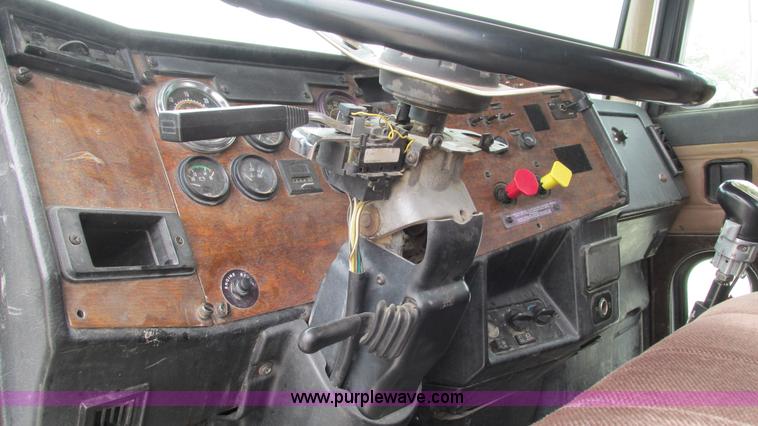 image for item I3048 1999 Peterbilt 377 semi truck