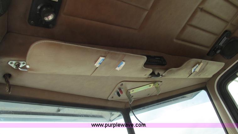 image for item I3048 1999 Peterbilt 377 semi truck