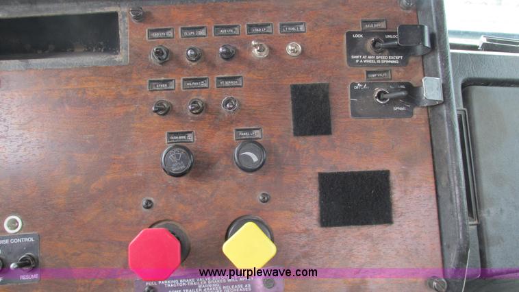 image for item I3048 1999 Peterbilt 377 semi truck