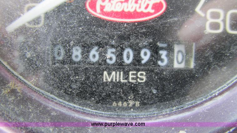 image for item I3048 1999 Peterbilt 377 semi truck