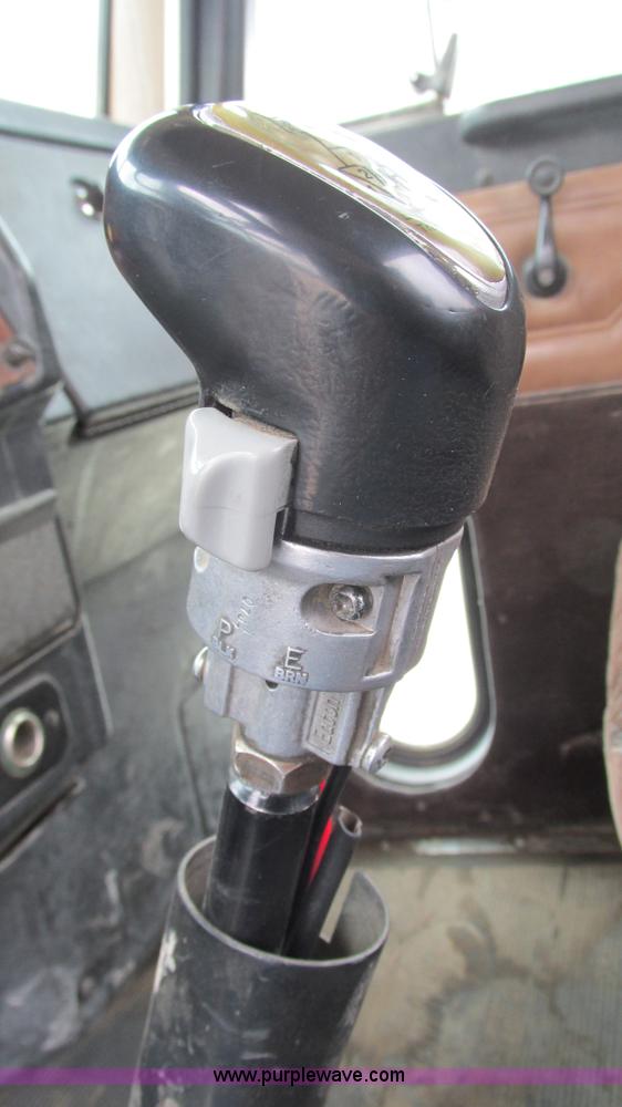 image for item I3048 1999 Peterbilt 377 semi truck