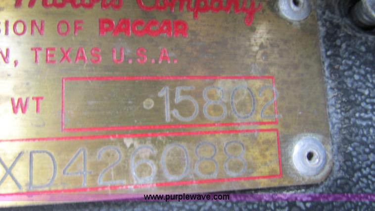 image for item I3048 1999 Peterbilt 377 semi truck