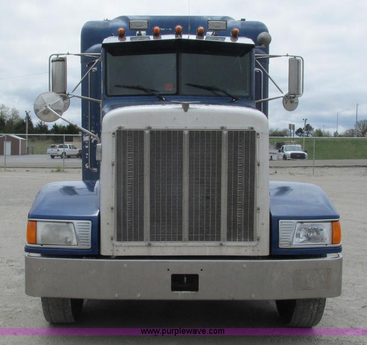 image for item I3050 1999 Peterbilt 377 semi truck