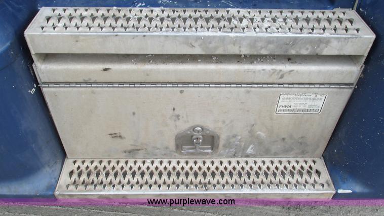 image for item I3050 1999 Peterbilt 377 semi truck