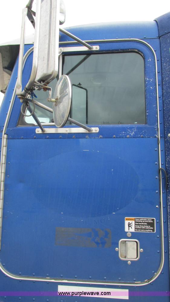 image for item I3050 1999 Peterbilt 377 semi truck