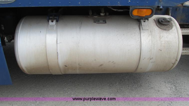 image for item I3050 1999 Peterbilt 377 semi truck