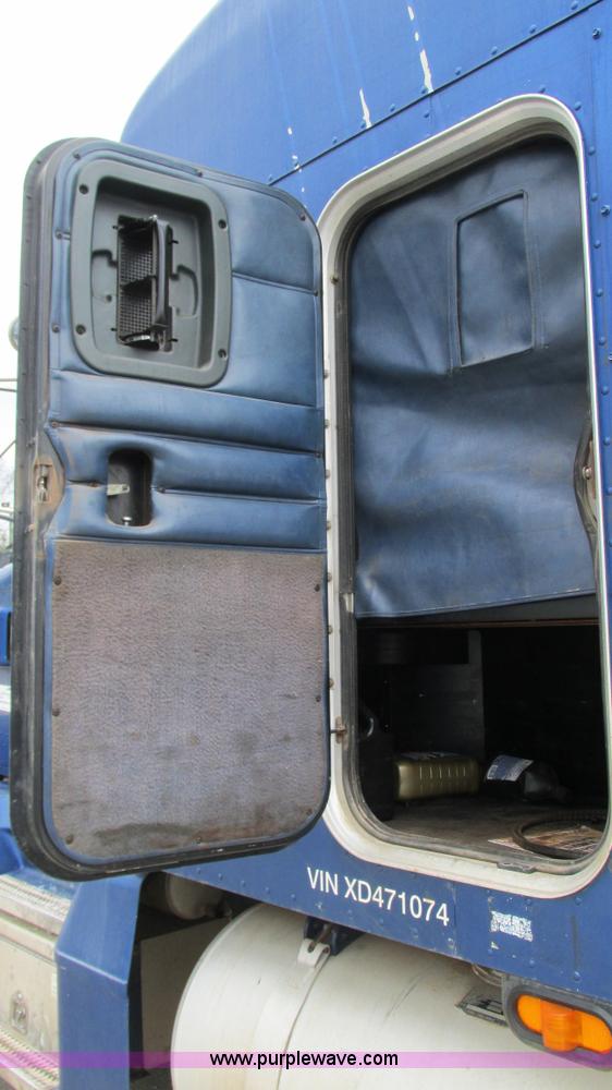 image for item I3050 1999 Peterbilt 377 semi truck