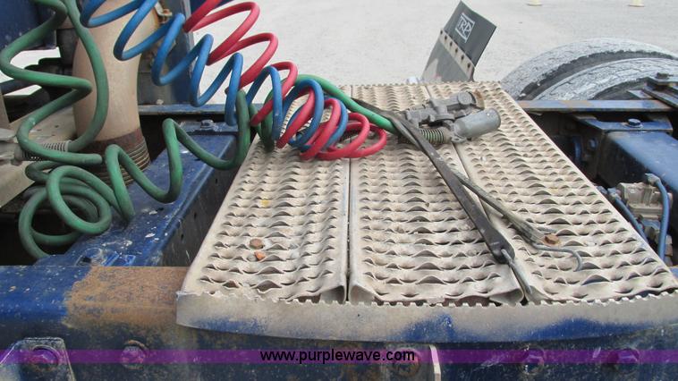 image for item I3050 1999 Peterbilt 377 semi truck