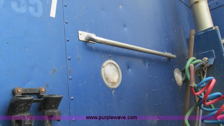 image for item I3050 1999 Peterbilt 377 semi truck