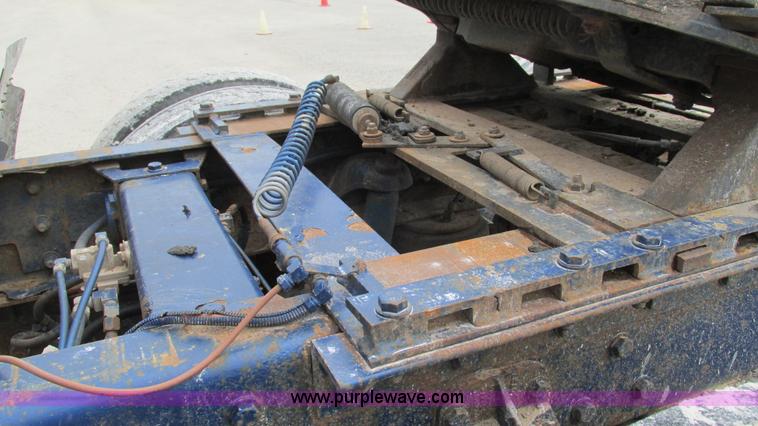 image for item I3050 1999 Peterbilt 377 semi truck