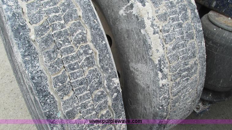 image for item I3050 1999 Peterbilt 377 semi truck