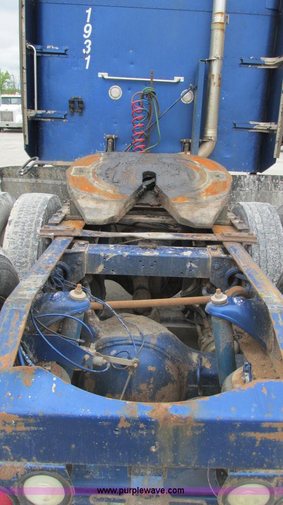 image for item I3050 1999 Peterbilt 377 semi truck