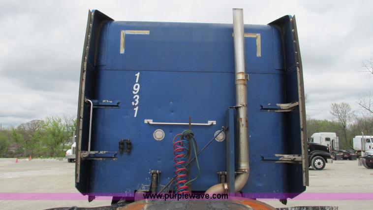 image for item I3050 1999 Peterbilt 377 semi truck