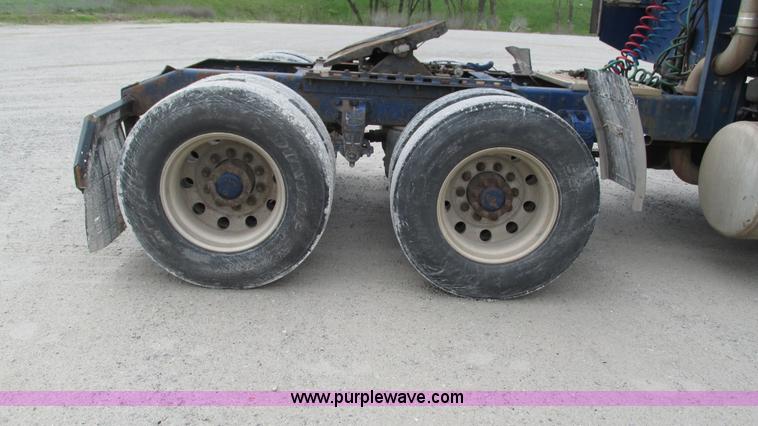 image for item I3050 1999 Peterbilt 377 semi truck