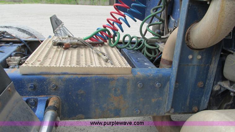 image for item I3050 1999 Peterbilt 377 semi truck