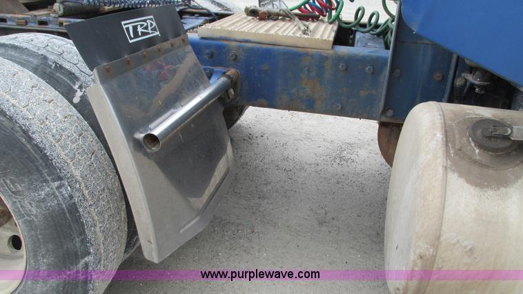 image for item I3050 1999 Peterbilt 377 semi truck