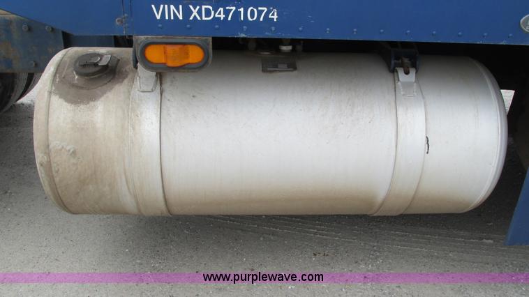 image for item I3050 1999 Peterbilt 377 semi truck