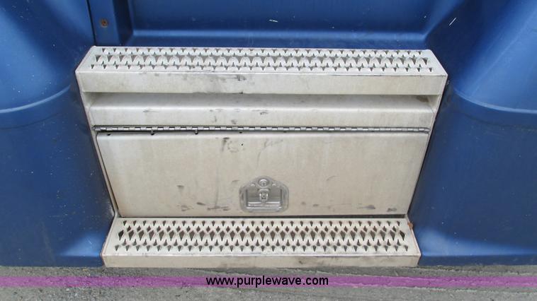 image for item I3050 1999 Peterbilt 377 semi truck