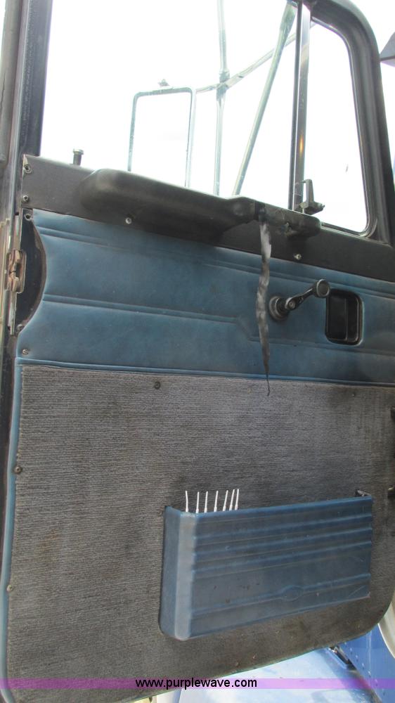 image for item I3050 1999 Peterbilt 377 semi truck