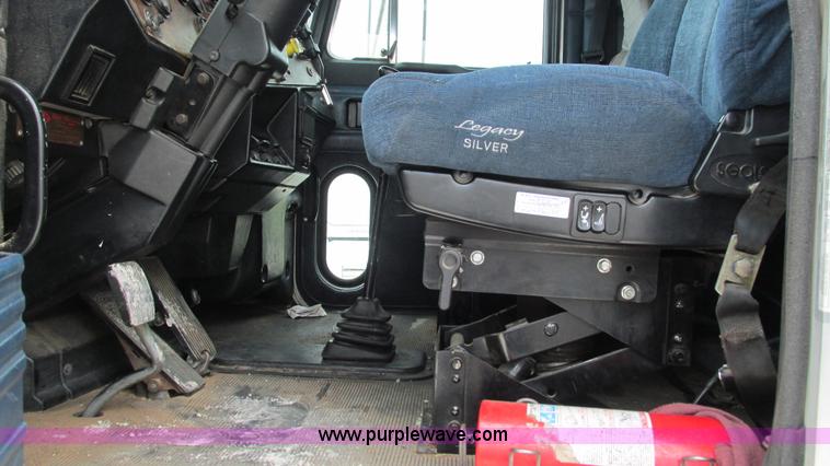 image for item I3050 1999 Peterbilt 377 semi truck