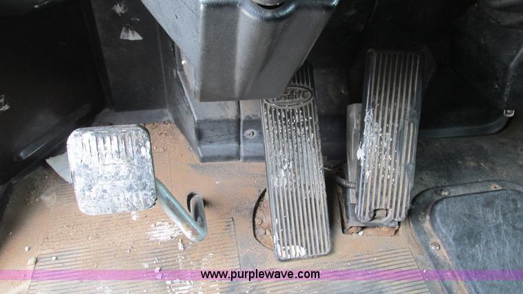 image for item I3050 1999 Peterbilt 377 semi truck