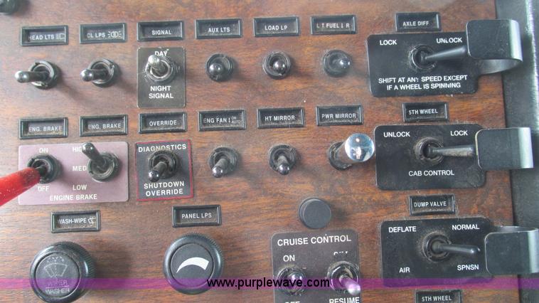 image for item I3050 1999 Peterbilt 377 semi truck