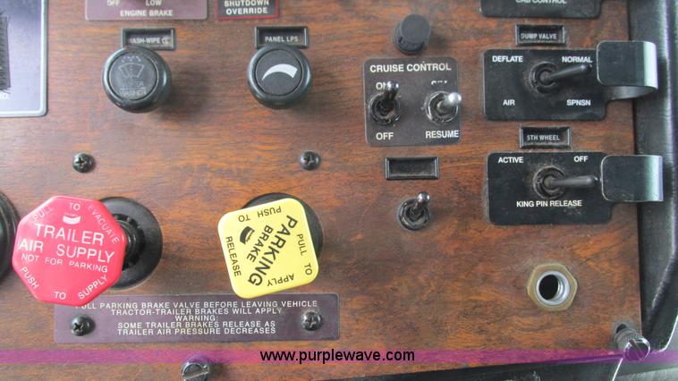 image for item I3050 1999 Peterbilt 377 semi truck