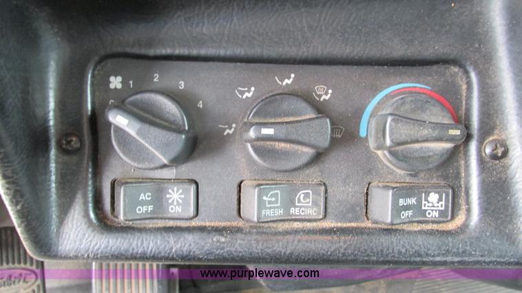 image for item I3050 1999 Peterbilt 377 semi truck