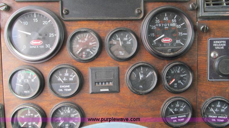 image for item I3050 1999 Peterbilt 377 semi truck