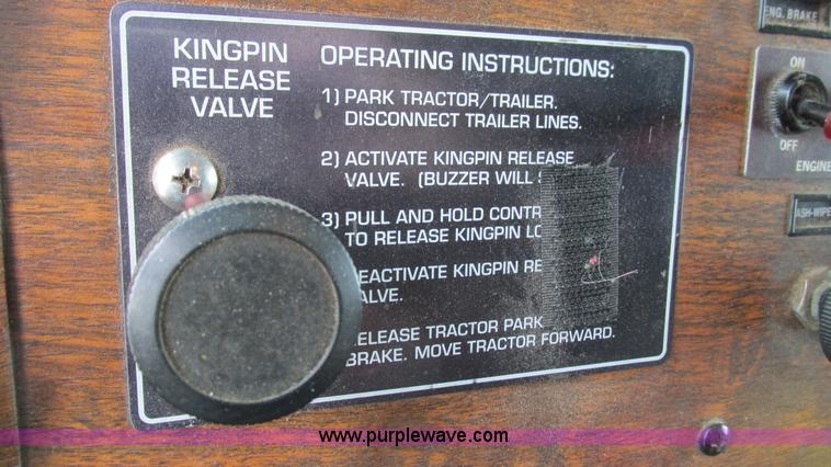 image for item I3050 1999 Peterbilt 377 semi truck