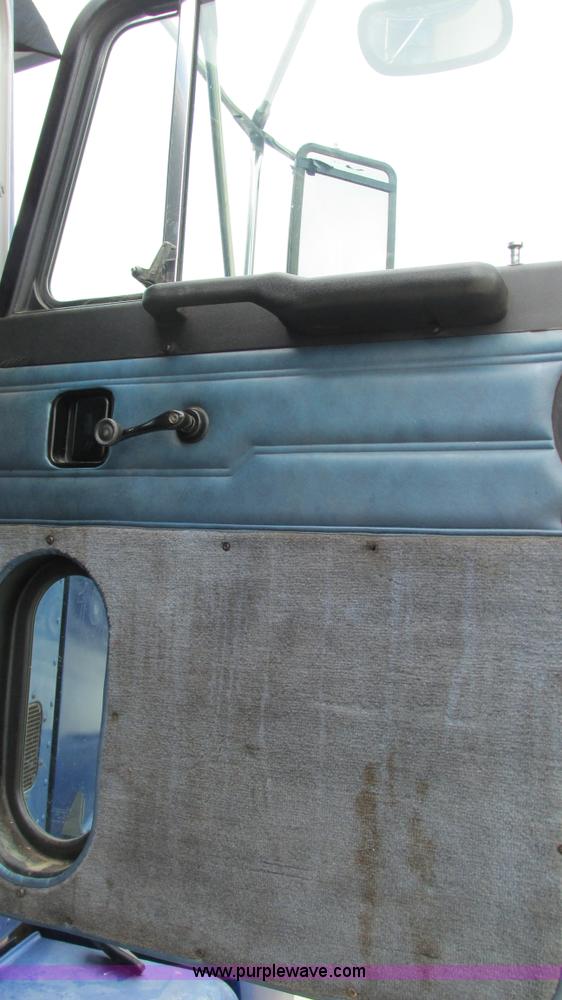 image for item I3050 1999 Peterbilt 377 semi truck