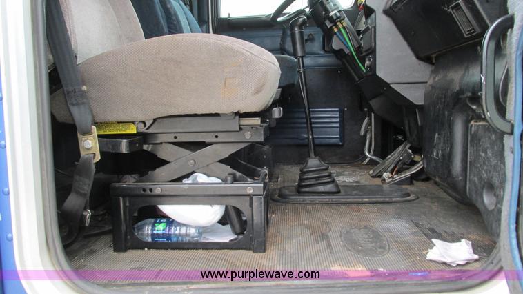 image for item I3050 1999 Peterbilt 377 semi truck