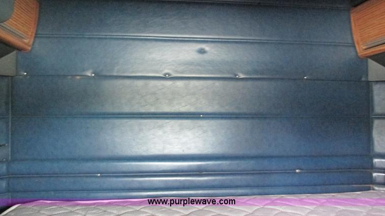 image for item I3050 1999 Peterbilt 377 semi truck