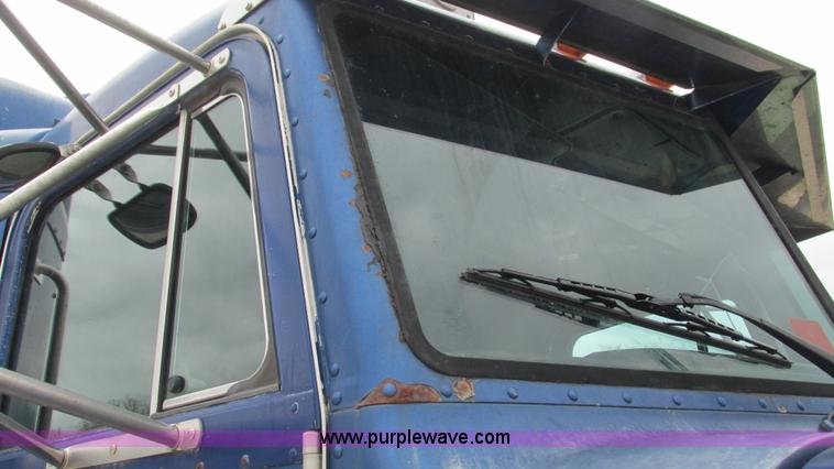 image for item I3050 1999 Peterbilt 377 semi truck