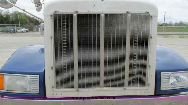 image for item I3050 1999 Peterbilt 377 semi truck