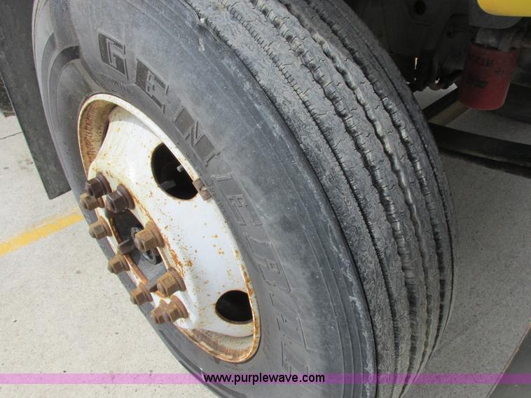 image for item K2106 1996 GMC TopKick box truck