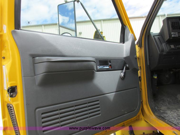 image for item K2106 1996 GMC TopKick box truck