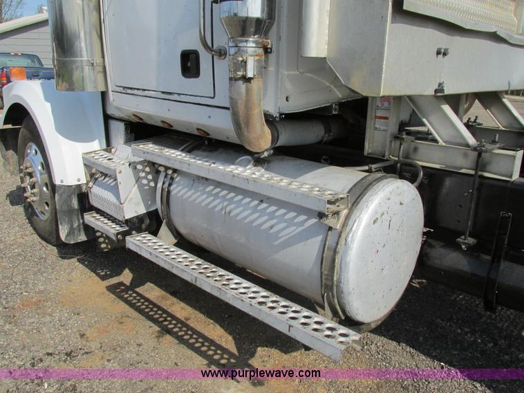 image for item K5022 1997 Western Star 4964EX semi truck