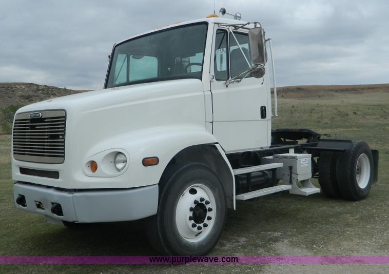 image for item K8068 2001 Freightliner FL112 semi truck