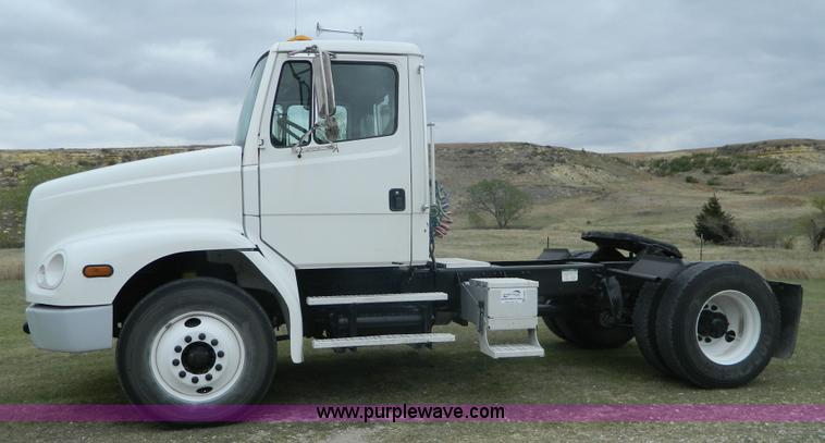 image for item K8068 2001 Freightliner FL112 semi truck