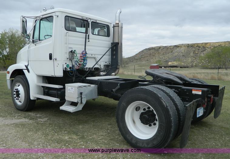 image for item K8068 2001 Freightliner FL112 semi truck
