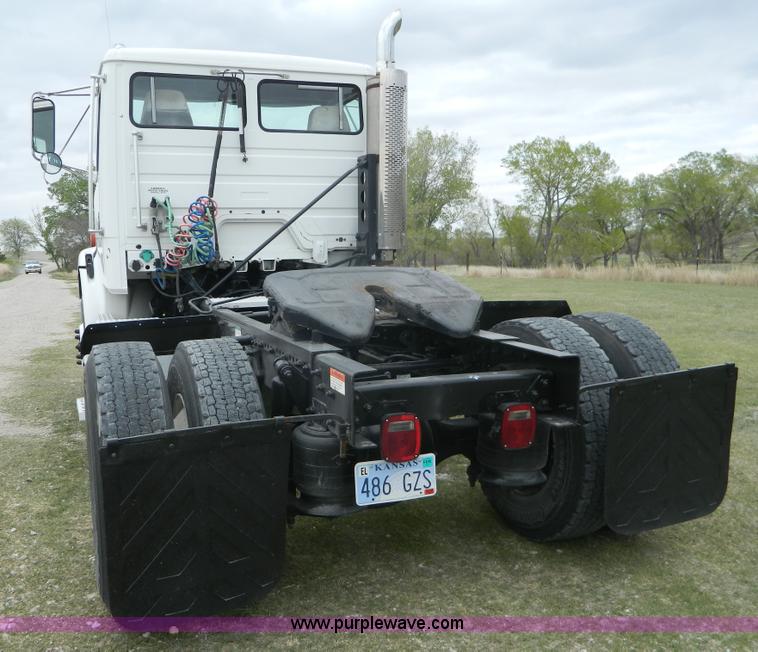 image for item K8068 2001 Freightliner FL112 semi truck