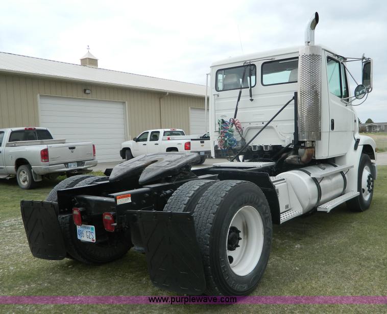 image for item K8068 2001 Freightliner FL112 semi truck