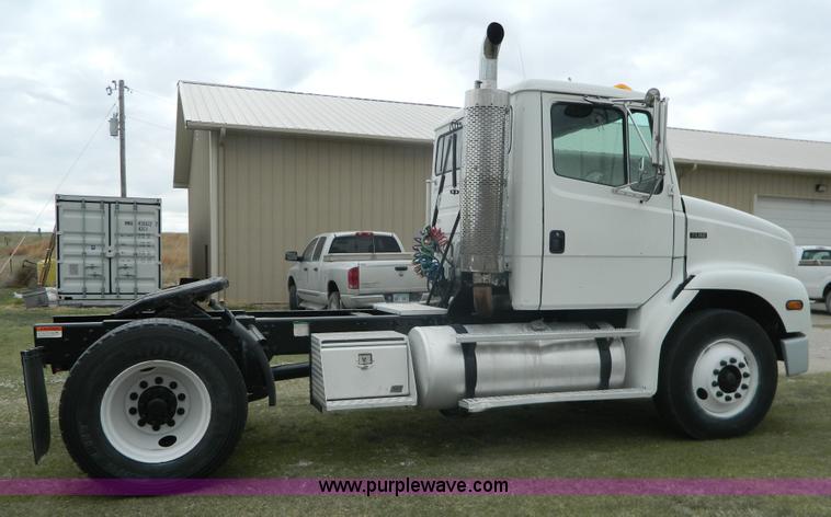 image for item K8068 2001 Freightliner FL112 semi truck