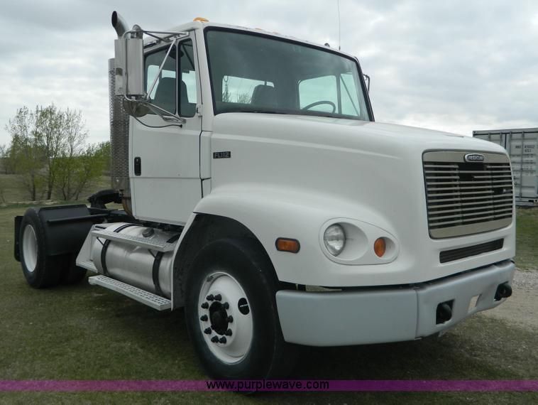 image for item K8068 2001 Freightliner FL112 semi truck