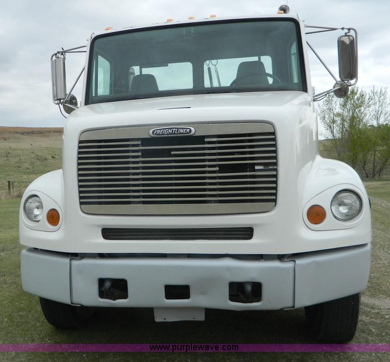 image for item K8068 2001 Freightliner FL112 semi truck