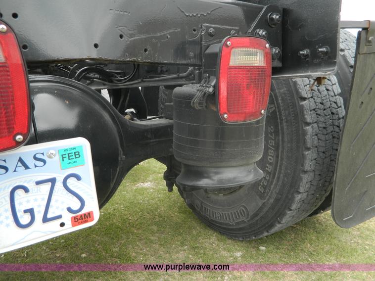 image for item K8068 2001 Freightliner FL112 semi truck